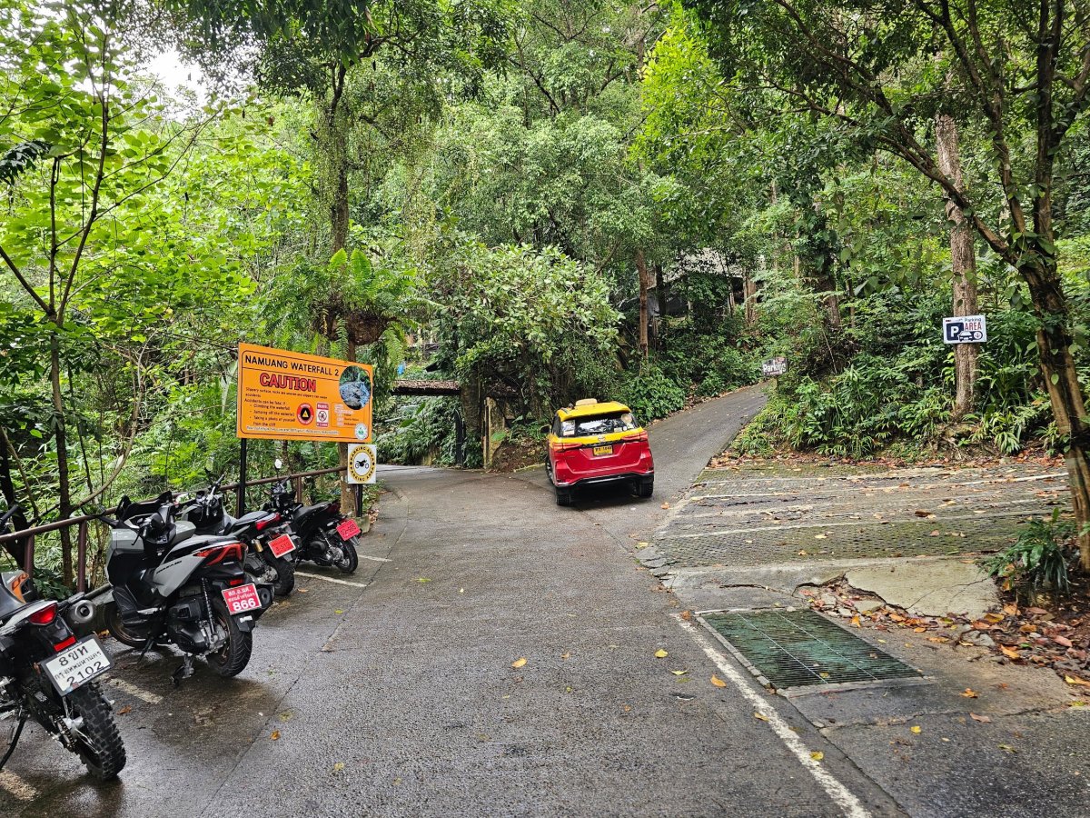 Parkoviště aut a skútrů