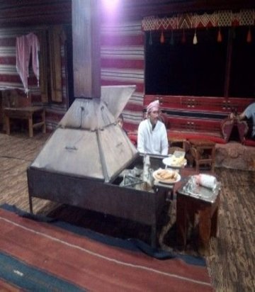 Beduín při přípravě čaje