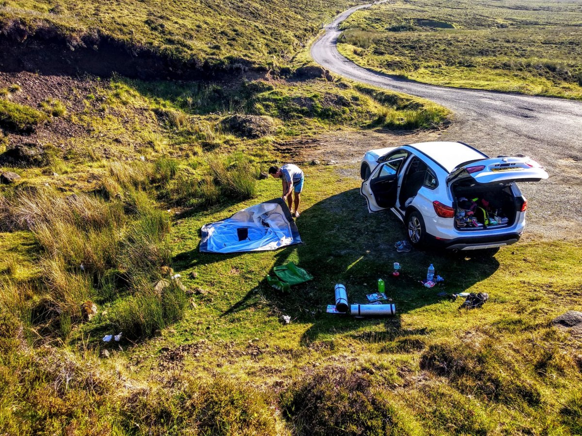 Ideální místo pro stan na posekané trávě :))