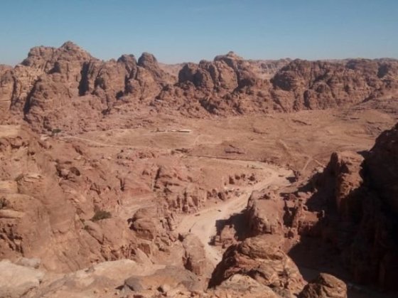 Pohled do údolí s hřebene do údolí