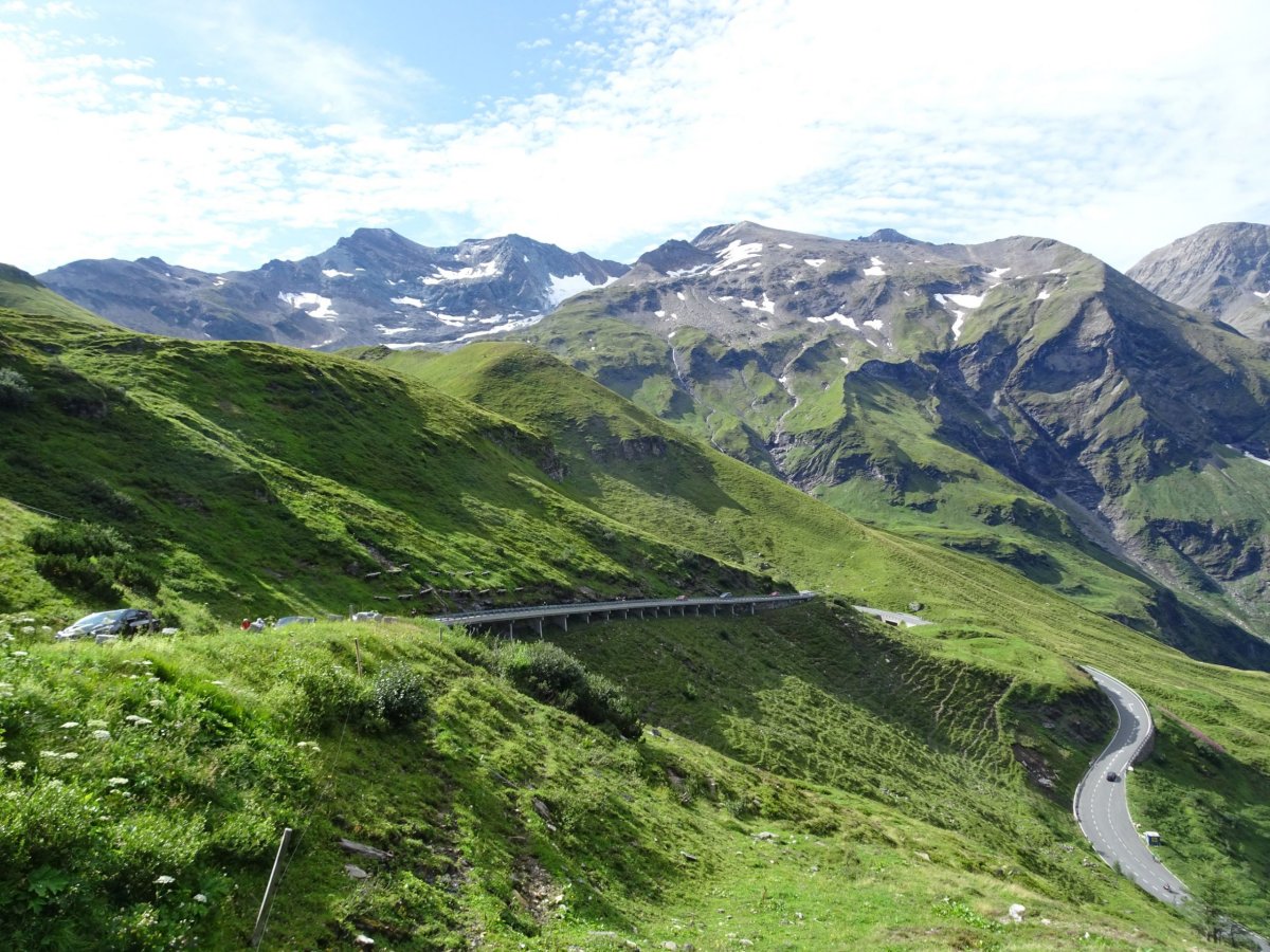 Při pohledu ze silnice panoramata Alp