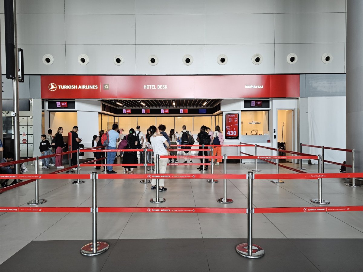 Hotelová přepážka, veřejná část příletové haly