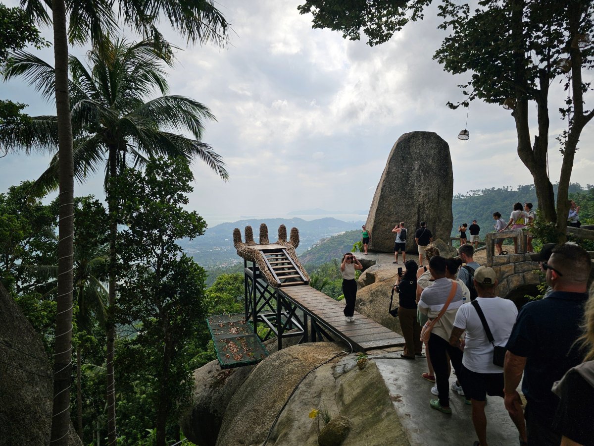 Vyhldíka a fronta na fotku u Overlap Stone 2