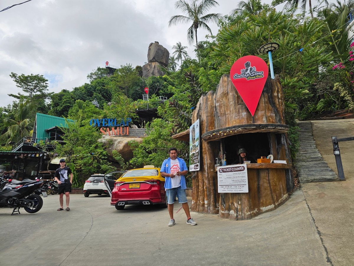 Pokladna a parkoviště u Overlap Stone 1