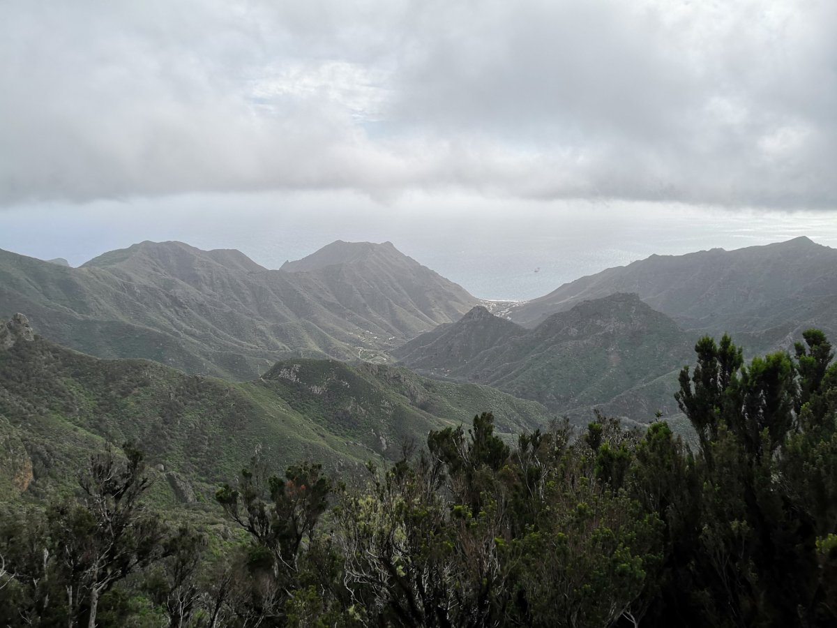 Výhled po cestě po silnici zpět k autu