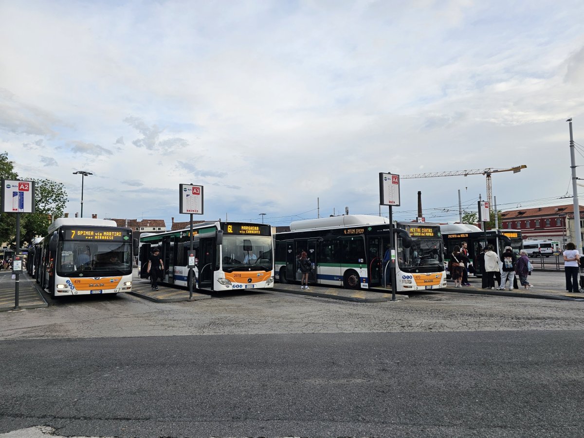 Autobusové zastávky na Piazzale Roma