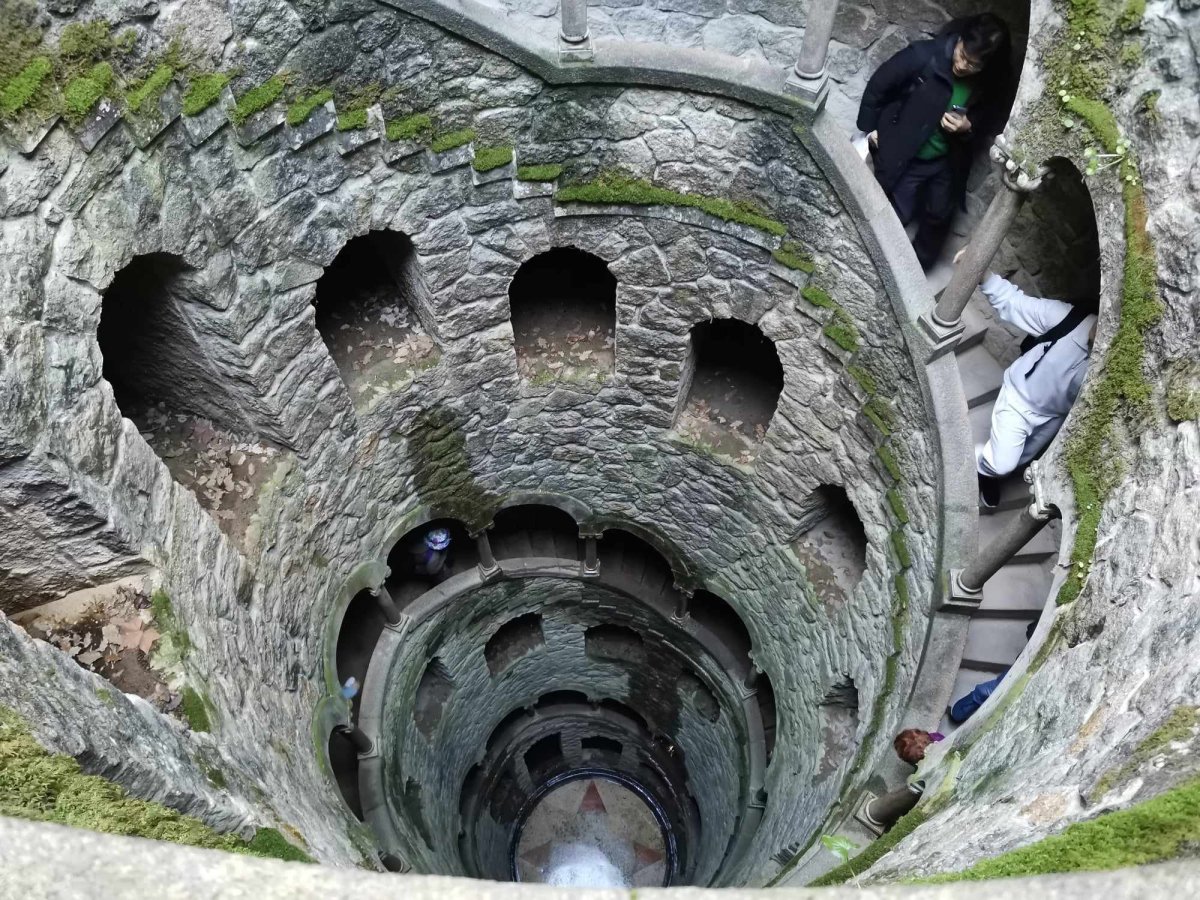 Největší atrakcí je ale zdejší rituální schodiště vedoucí do hlubin a sítě tunelů pod sídlem