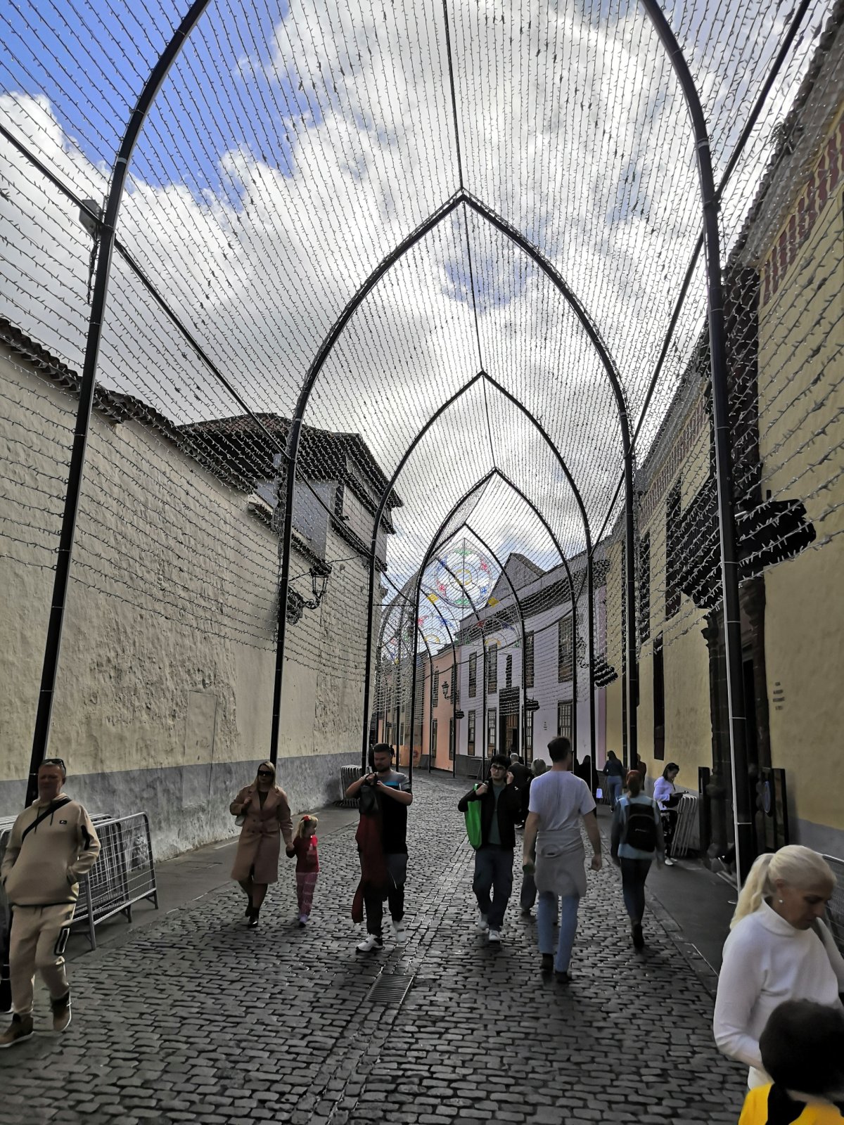 Světýlka před informačním centrem