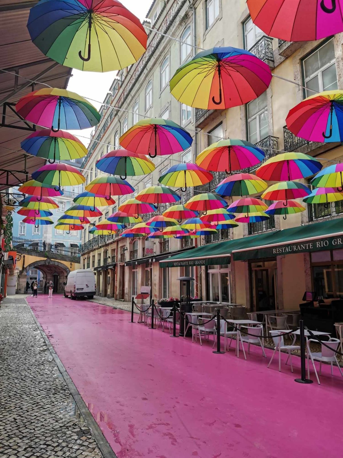 Ulice s duhovými deštníky jako by dnes patřila ke koloritu každého většího města