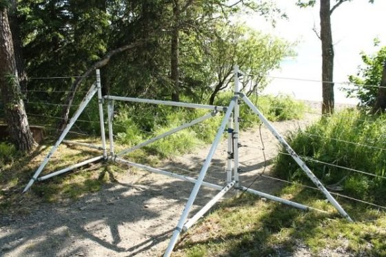 Kemp je ohradený takýmto elektrickým plotom a bráničkami. Mimo kempu sa ale pohybujete vo voľnej prírode.