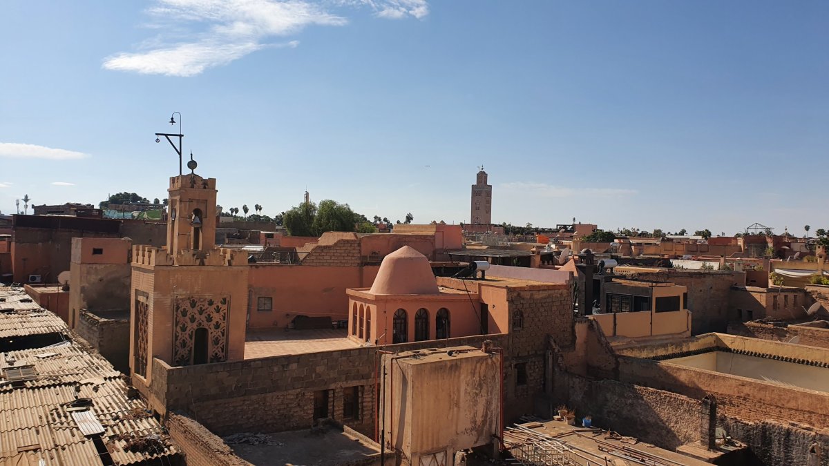 Výhled z terasy jedné z místních restaurací ještě více odkrývá kontrast mezi novým městem a medinou. Minaret mešity Kutubíja je 