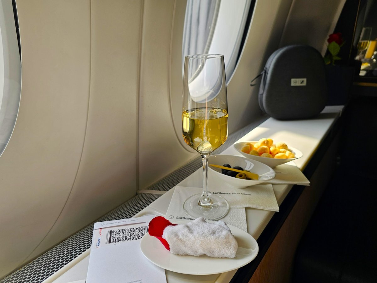 Welcome drink, makadamové oříšky a olivy