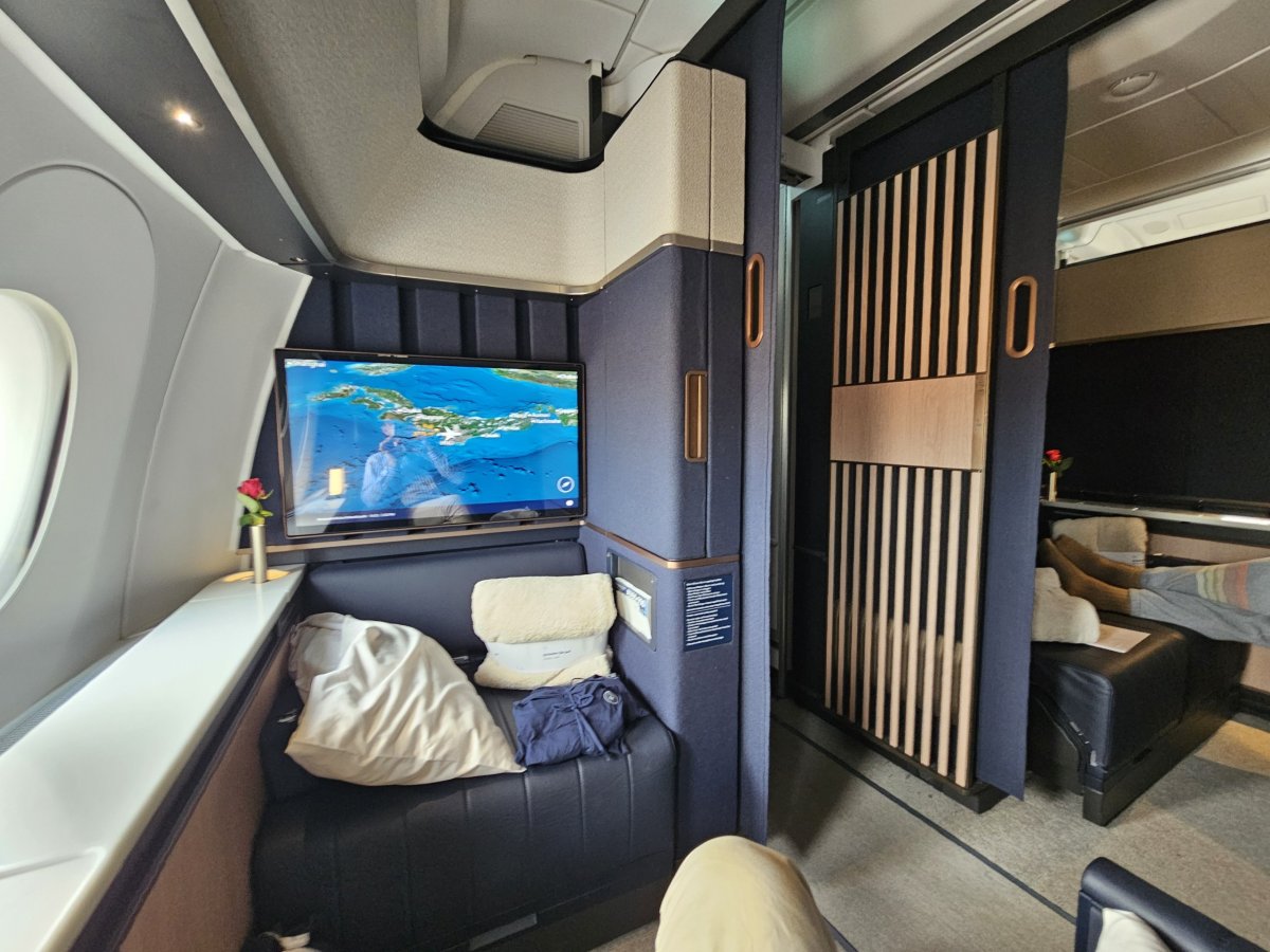 Pohled do uličky a sousední dvojité Suite 1D/1E - otevřené dveře