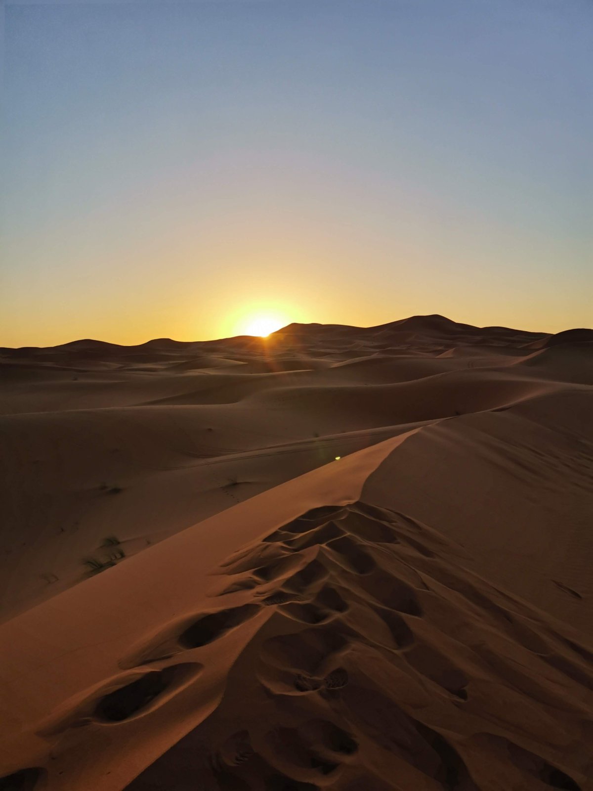 Východ slunce nad pouští