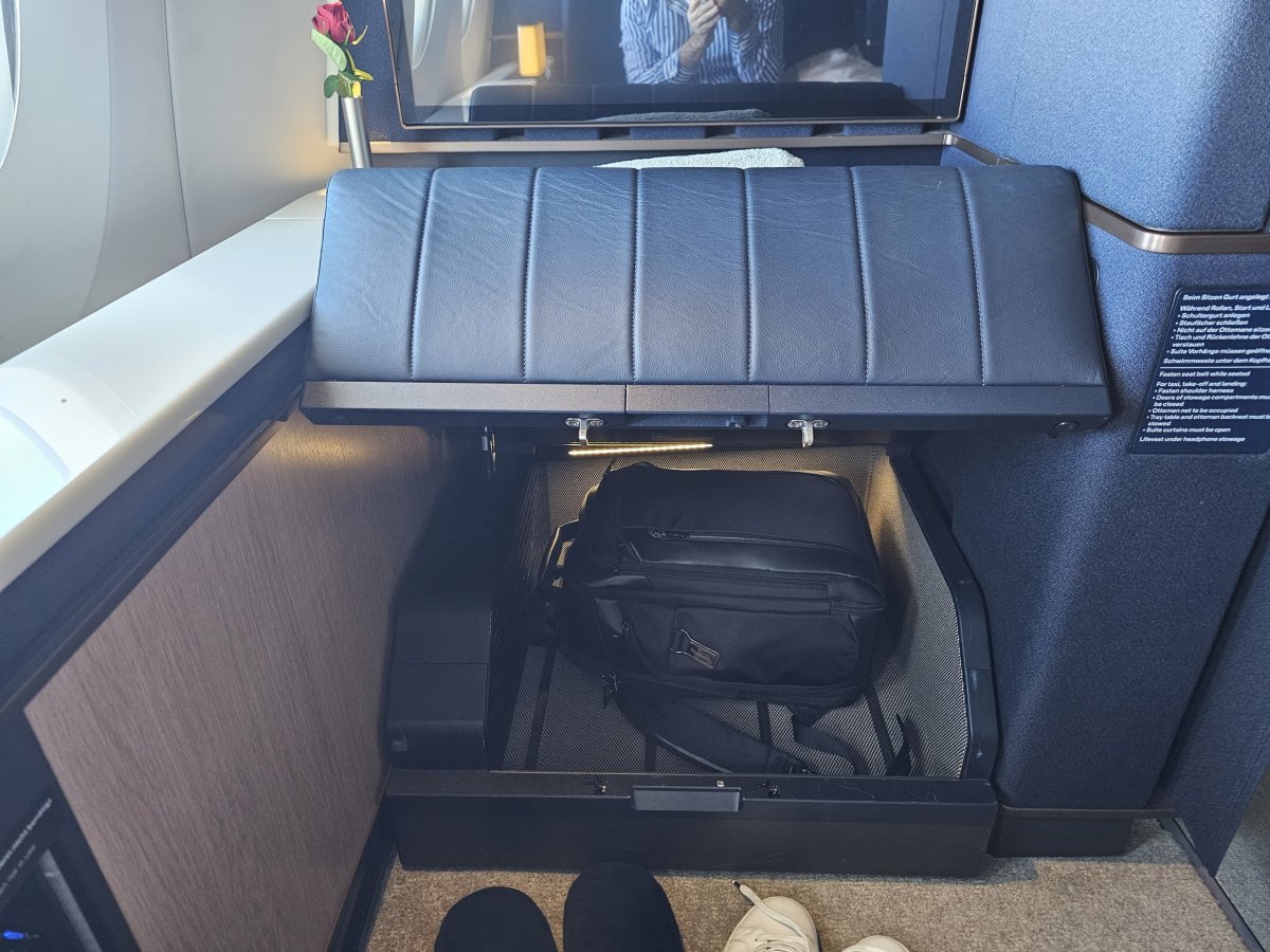 Odkládací prostor v podnožce