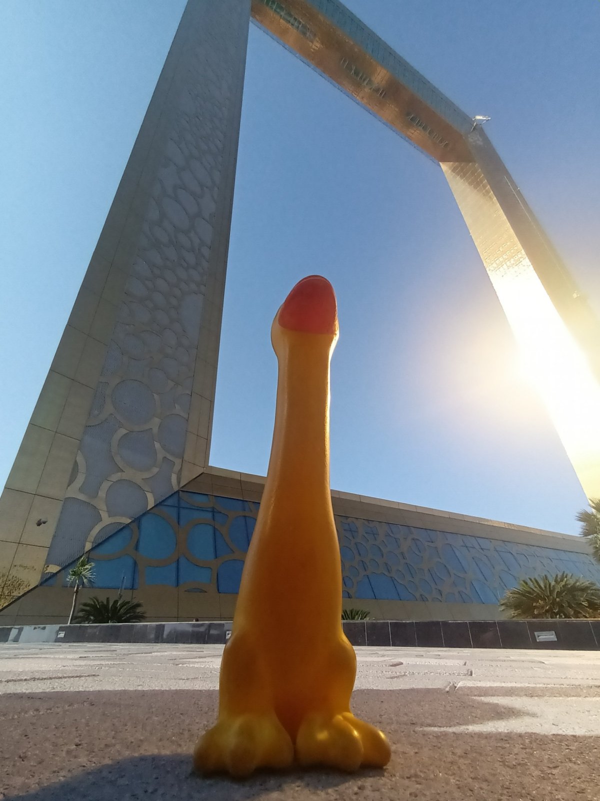 ..obrovský zlatý rám..