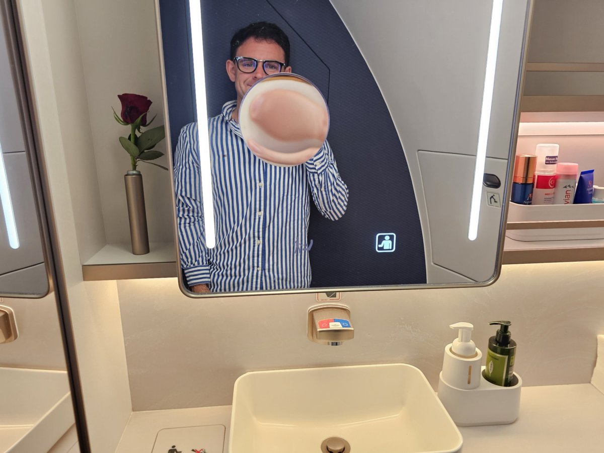 Já na toaletě pro cestující First Class