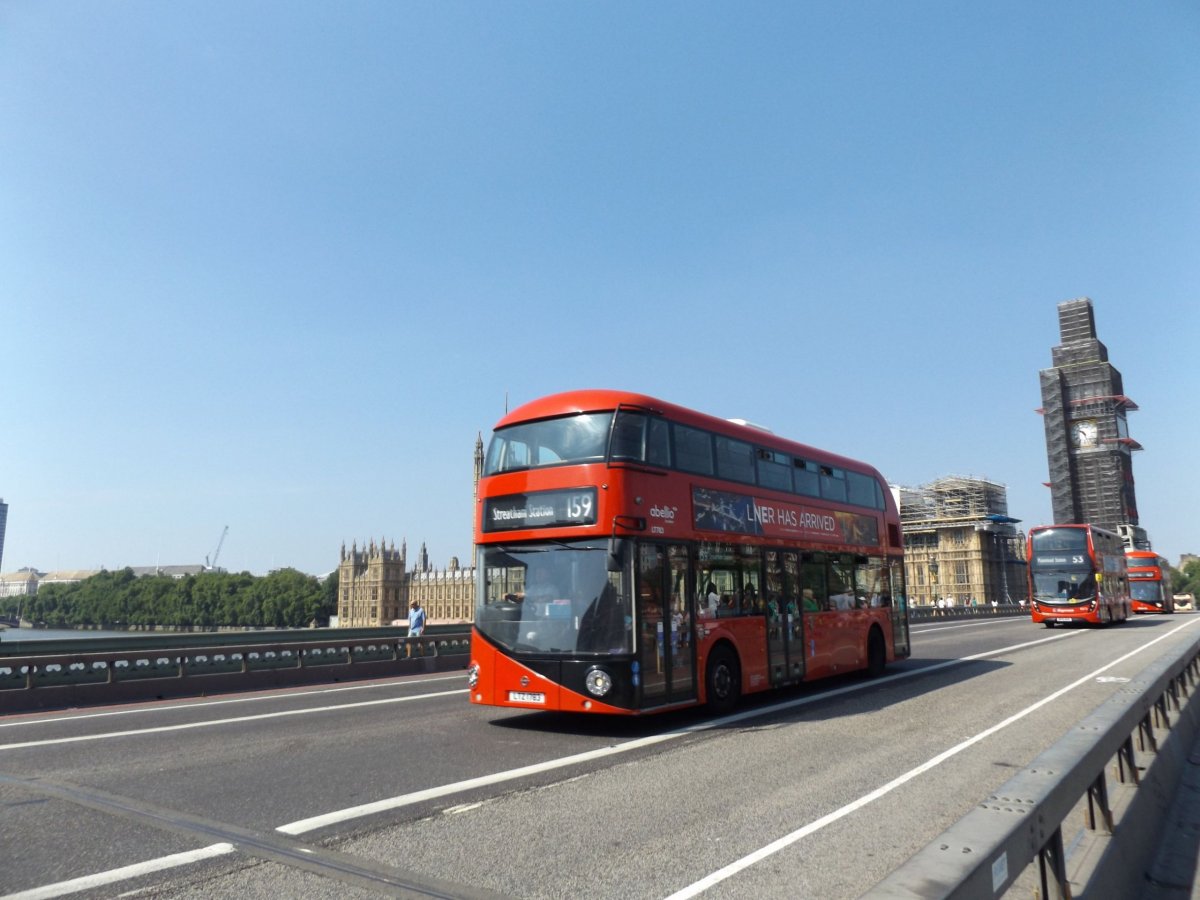 Londýnský double-decker na Westminsterském mostě.