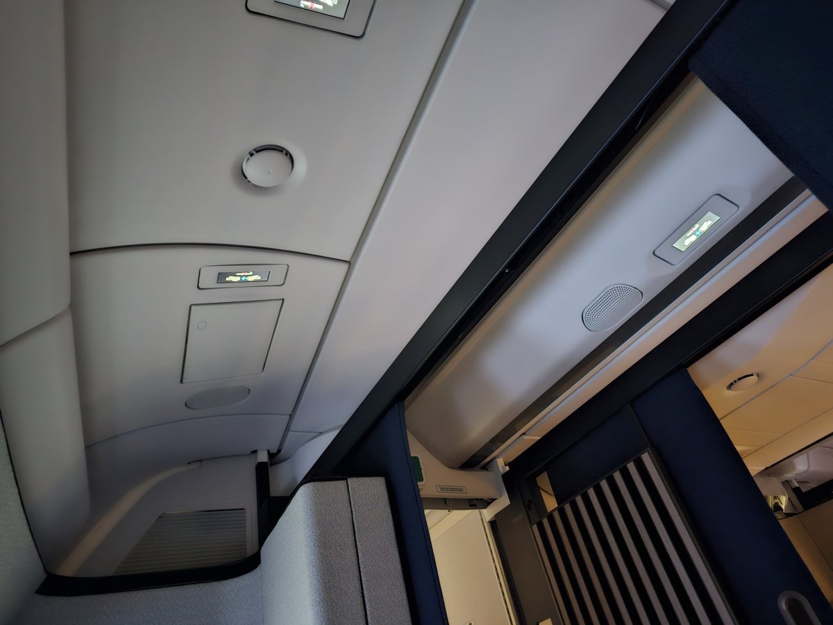 Absence overhead binů