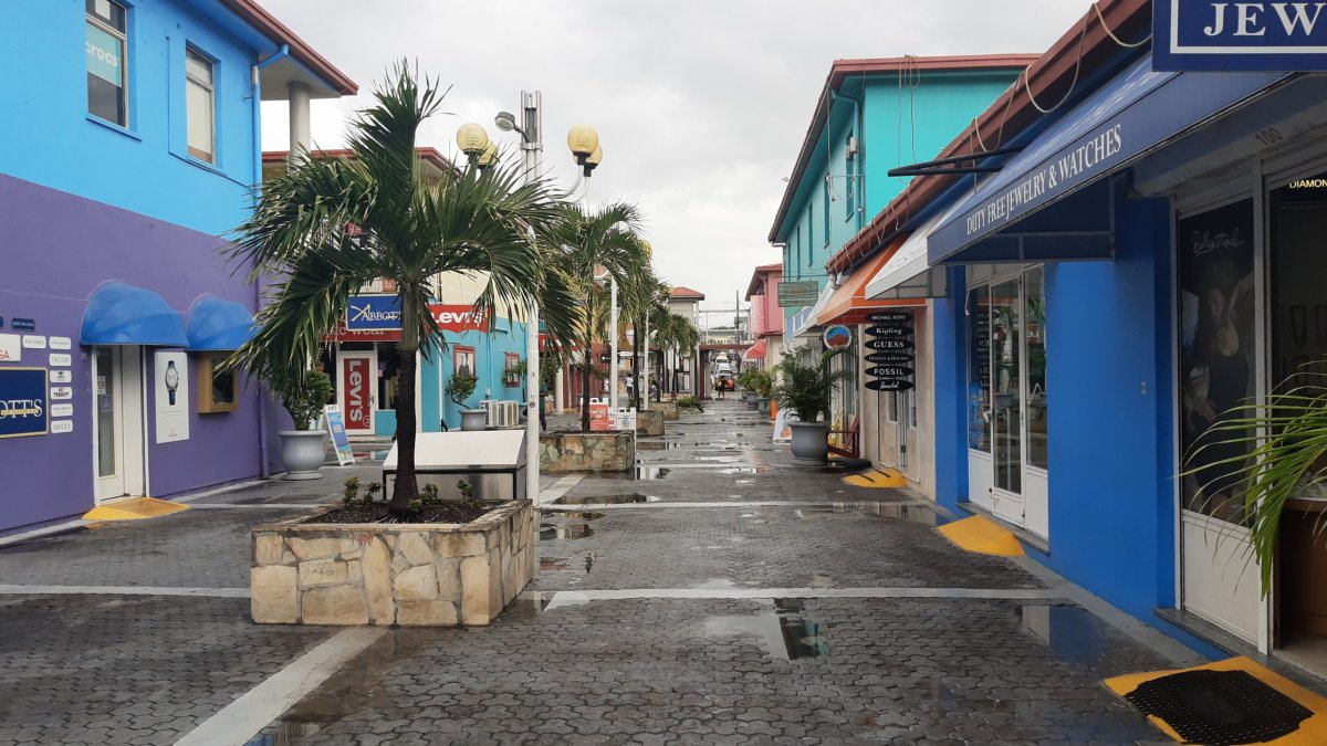 Přístavní uličky s duty free obchody