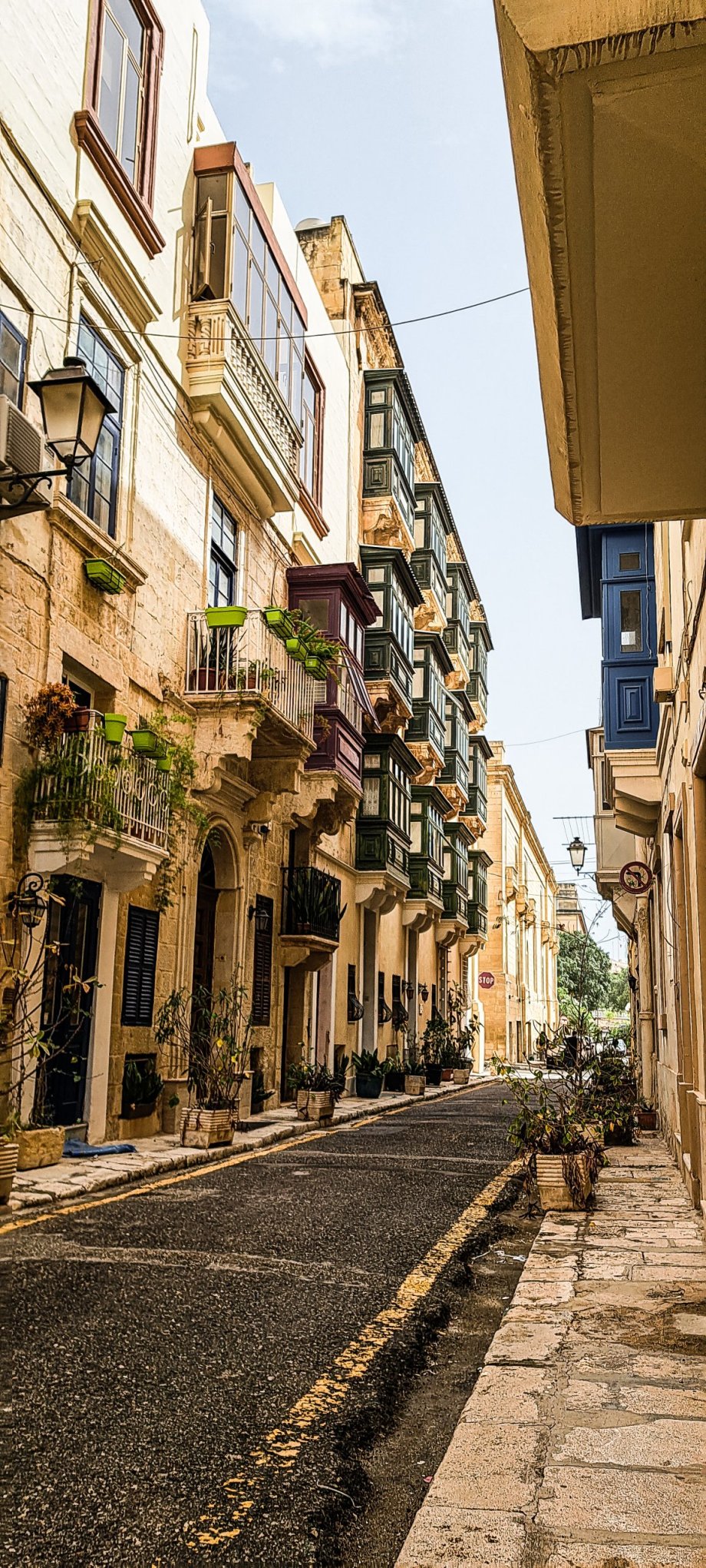 Úzké uličky najdete po celé Maltě.