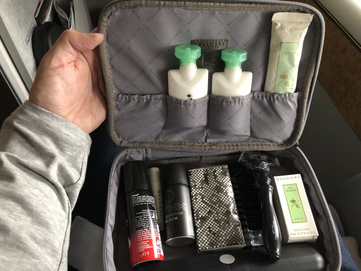 Taška Bvlgari s hygienickými potřebami včetně parfému, holíci pěny a deodorantu 