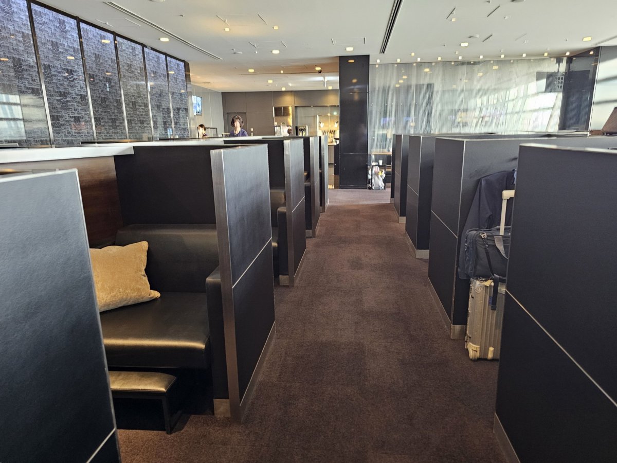 Sedačky imitující ANA First Class