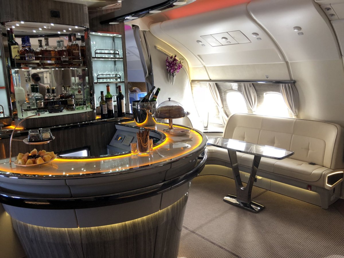 Bar v zadní části letadla v novém Mercedes stylu