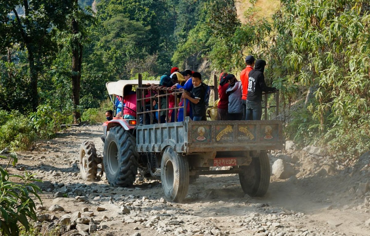 Nepálská MHD, děti jedou do školy