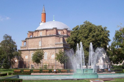 Sofie - Mešita Banja Baši a přilehlý park s fontánou (vedle se nachází tržnice a městské muzeum). Jedná se o jedinou sofijskou 