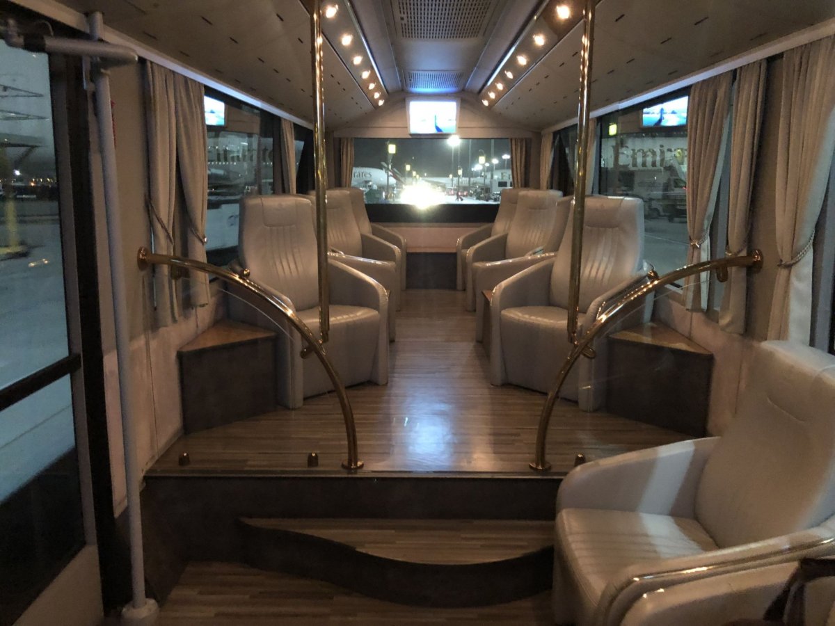 Autobus z letadla na terminál v Dubaji určený pouze pro cestující první třídy