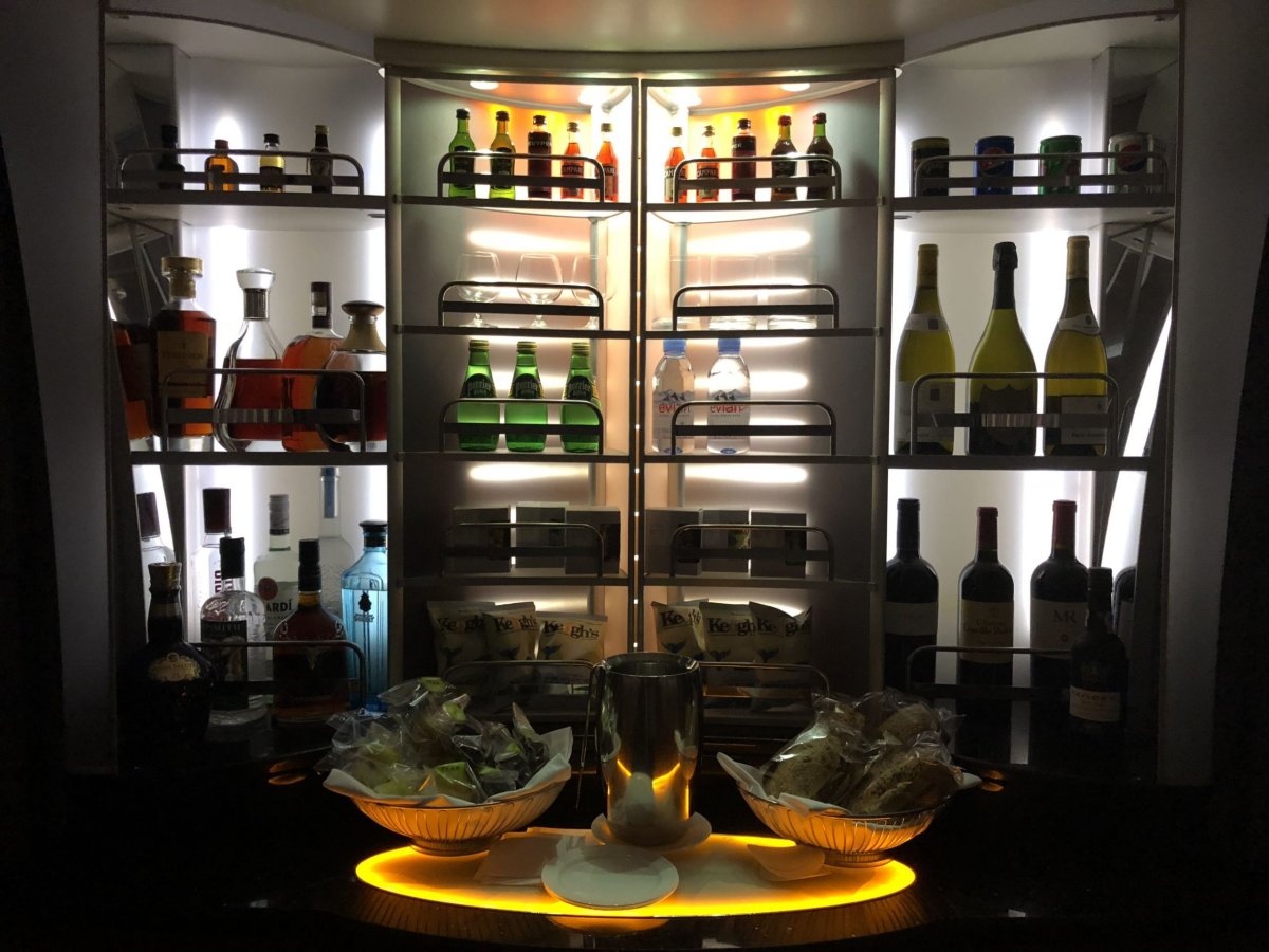 Samoobslužný bar v přední části letadla pouze pro cestující první třídy