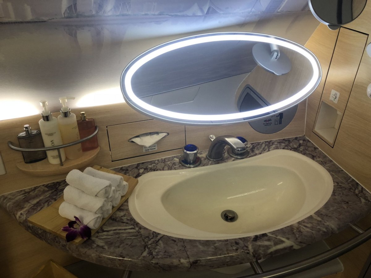 Koupelna s umyvadlem v letadle