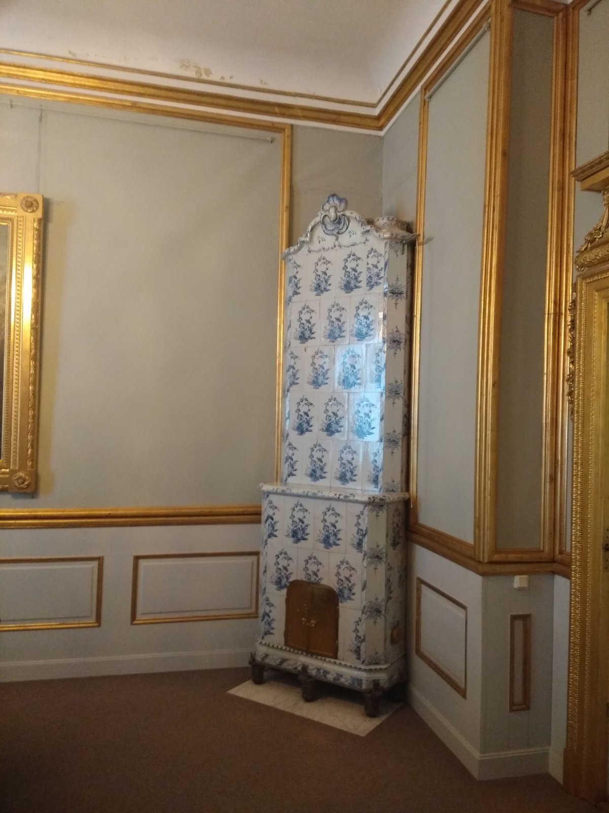 Jedna z mnoha kamen. Obsluha je v chodbičce mezi komnatami