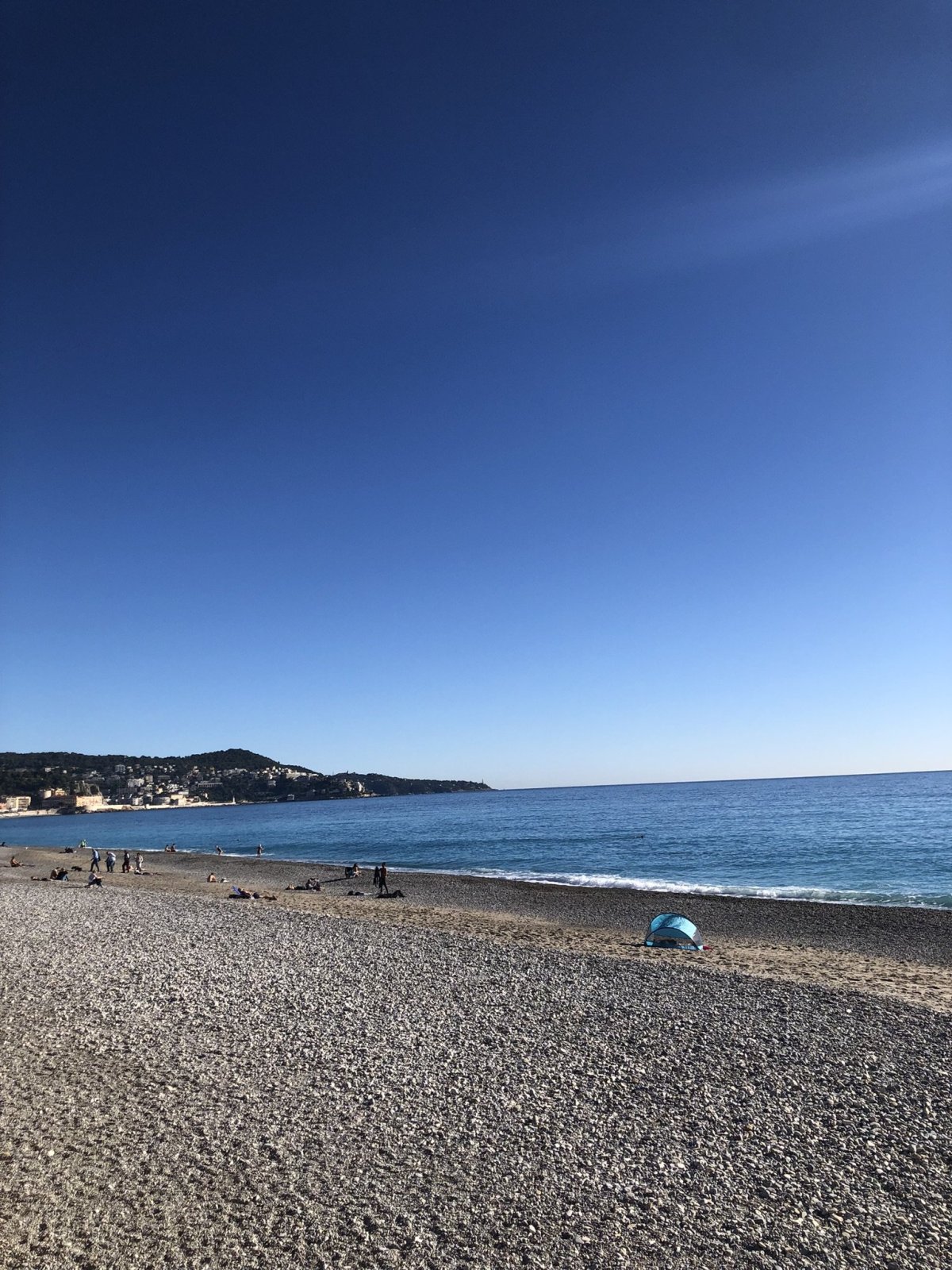 Pár odvážlivcov sa kúpe