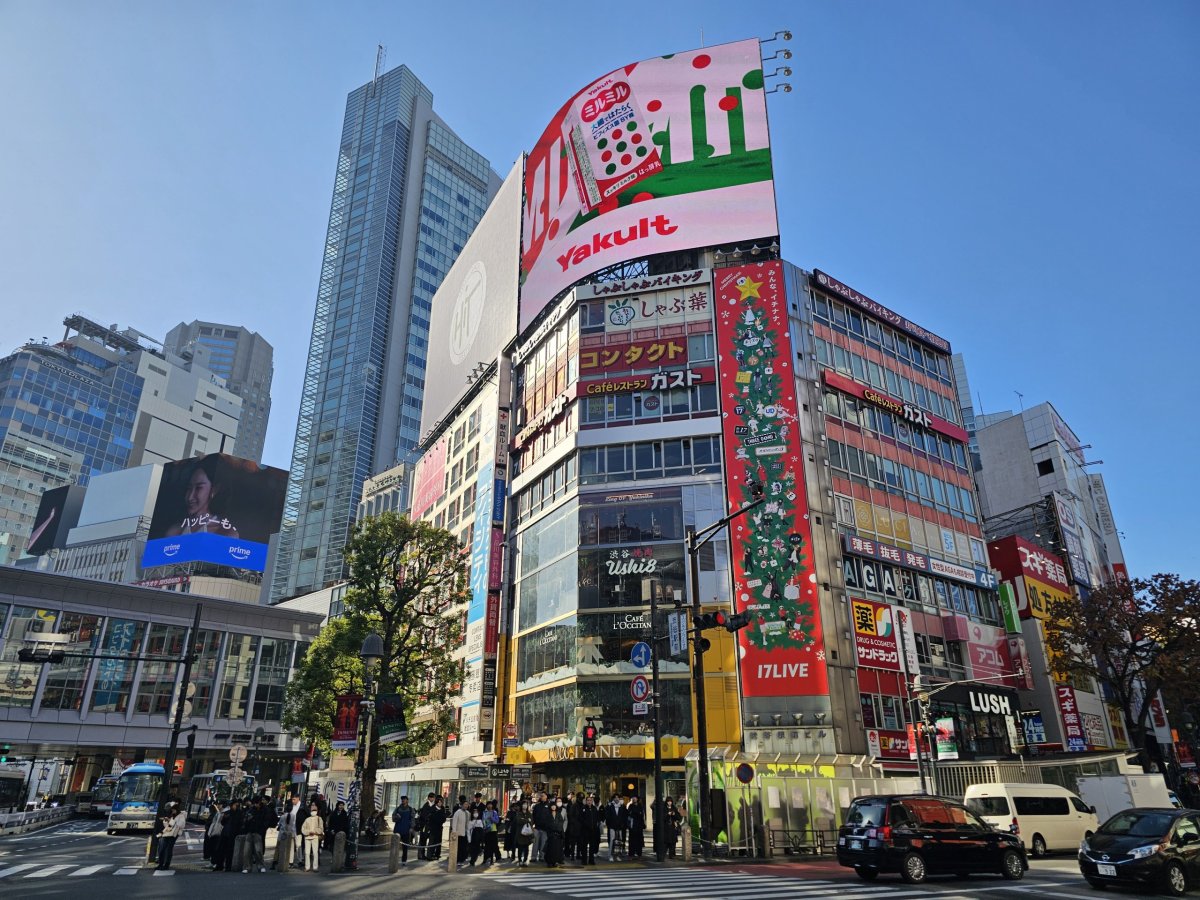 Reklamní bannery na křižovatce Shibuya