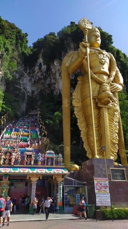 275 barevných schodů a dominantní socha boha Murugana