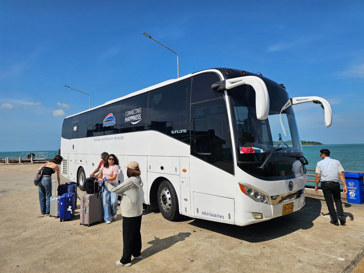Autobus z letiště Surat Thani do přístavu Donsak