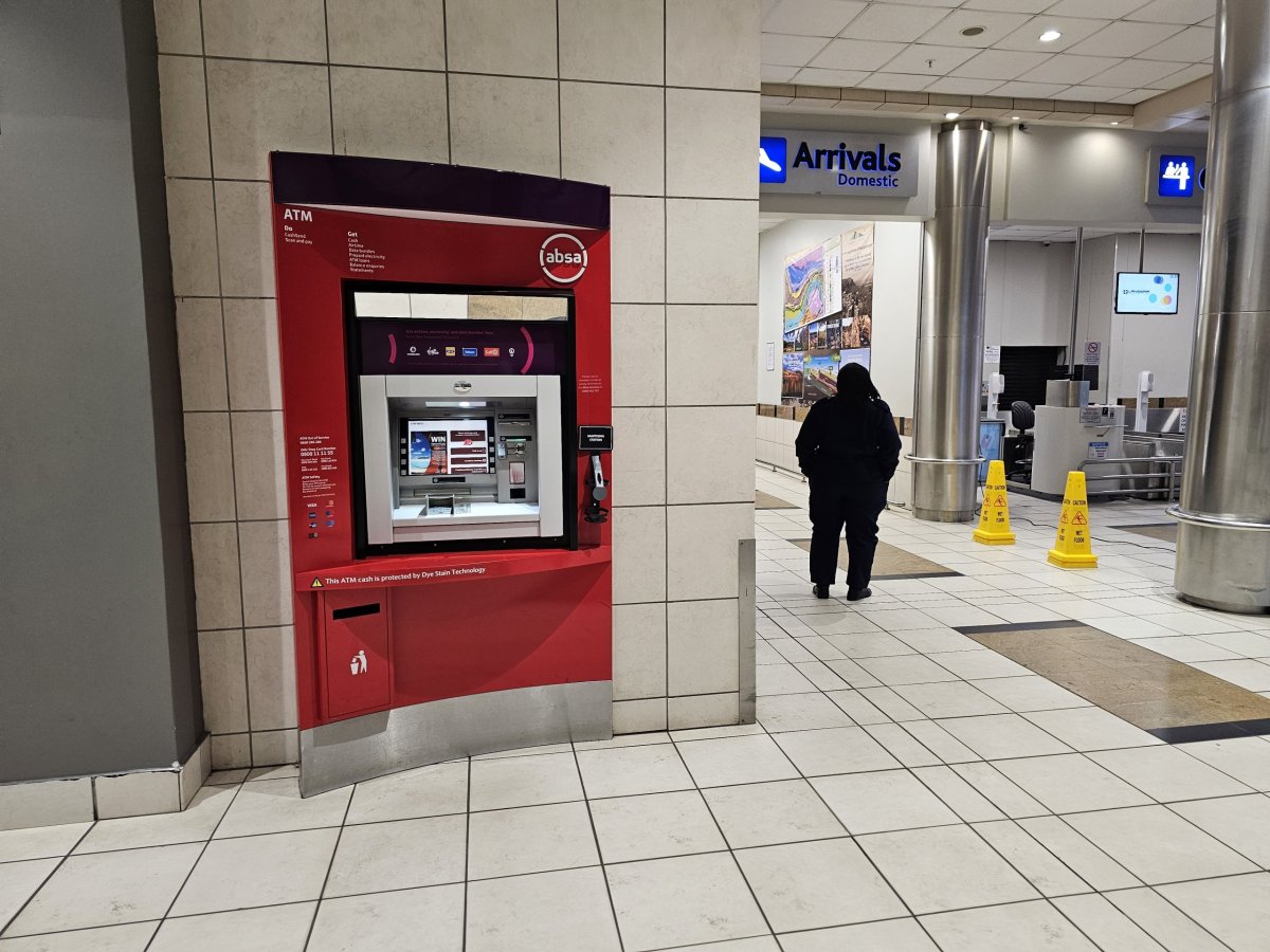 Bankomat v příletové hale