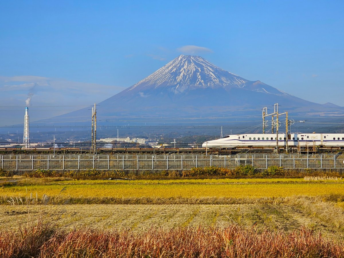 Shinkansen s horou Fuji v pozadí