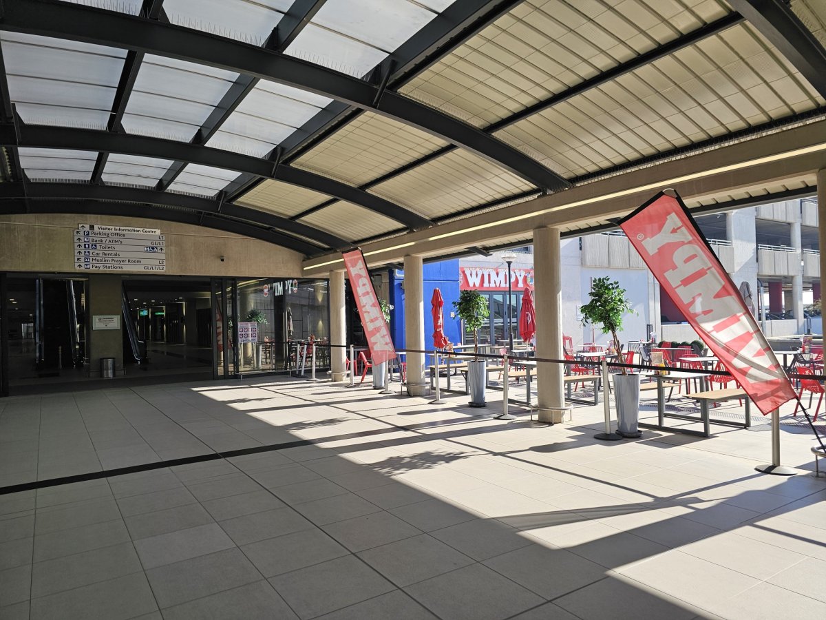 Wimpy v budově naproti terminálu