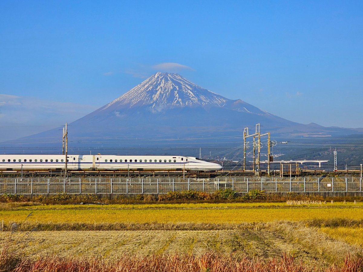 Shinkansen s horou Fuji v pozadí