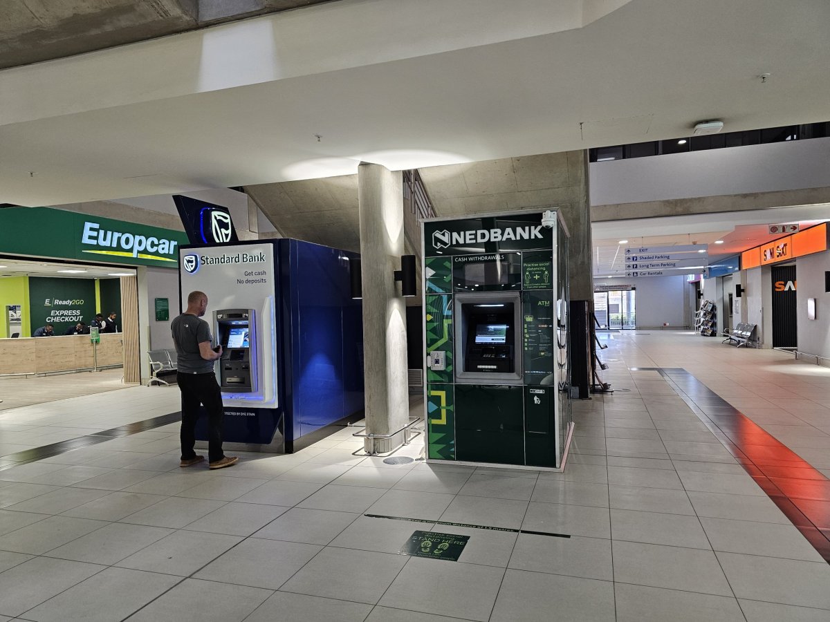 Bankomaty v budově garáží