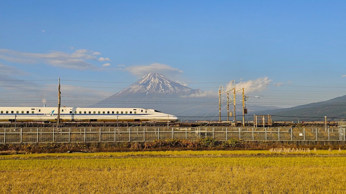Shinkansen s horou Fuji v pozadí