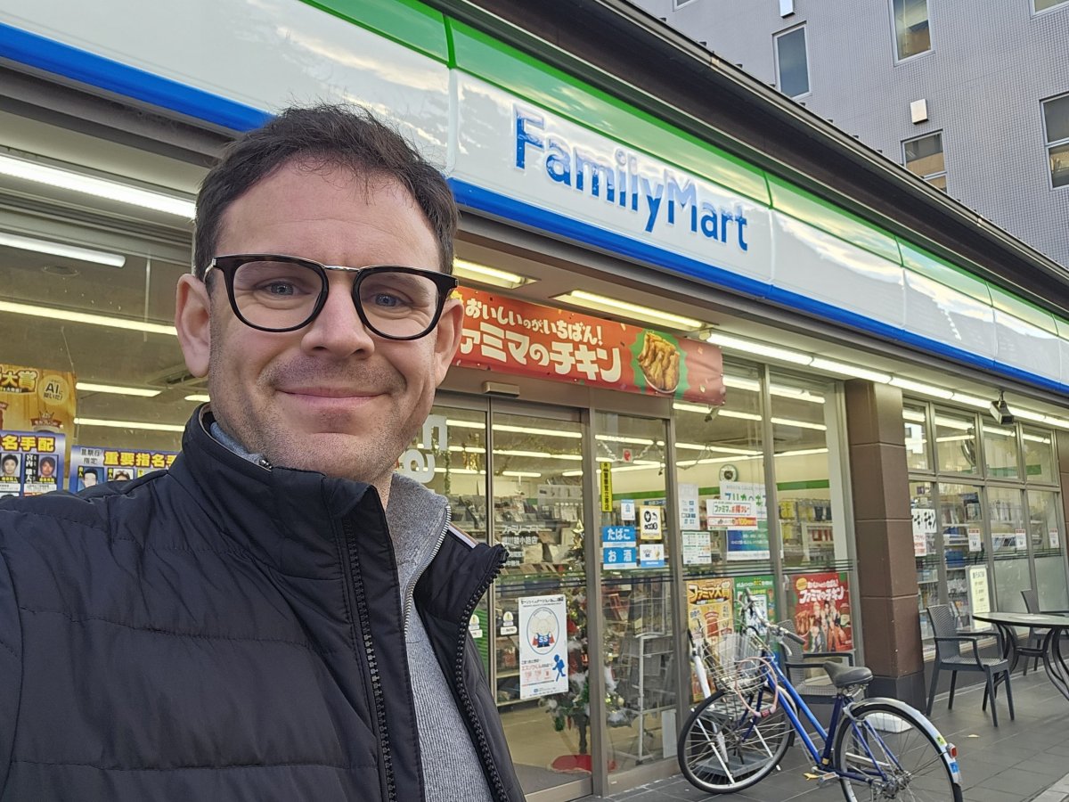 Já před minimarketem Family Mart