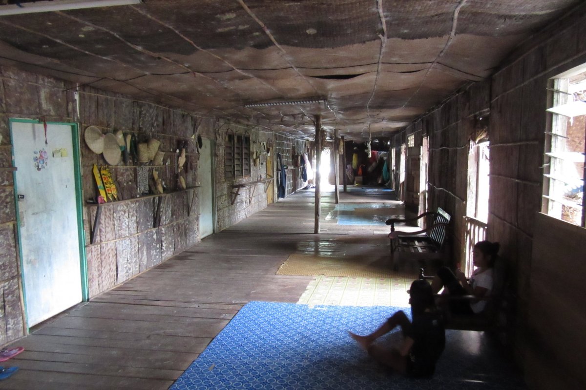 Společná chodba ruai v domě Ibanů