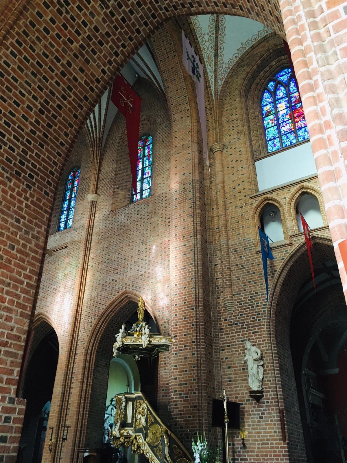 Interiér baziliky sv. Petra a Pavla