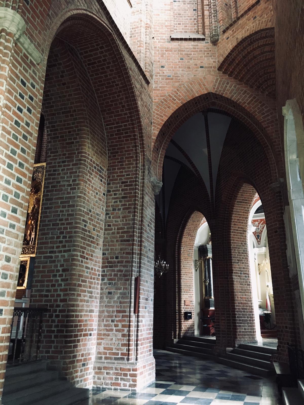Interiér baziliky sv. Petra a Pavla