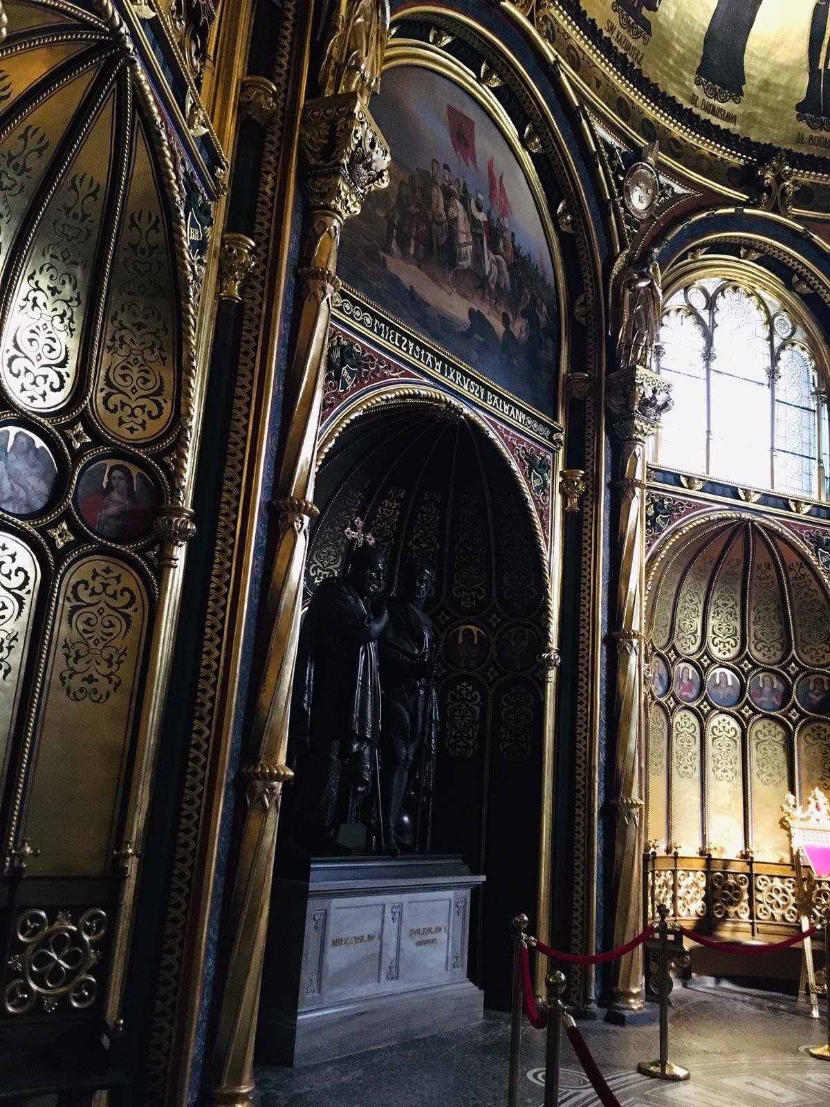 Zlatá kaple baziliky sv. Petra a Pavla s hroby dvou prvních polských králů Měška I. a Boleslava I.