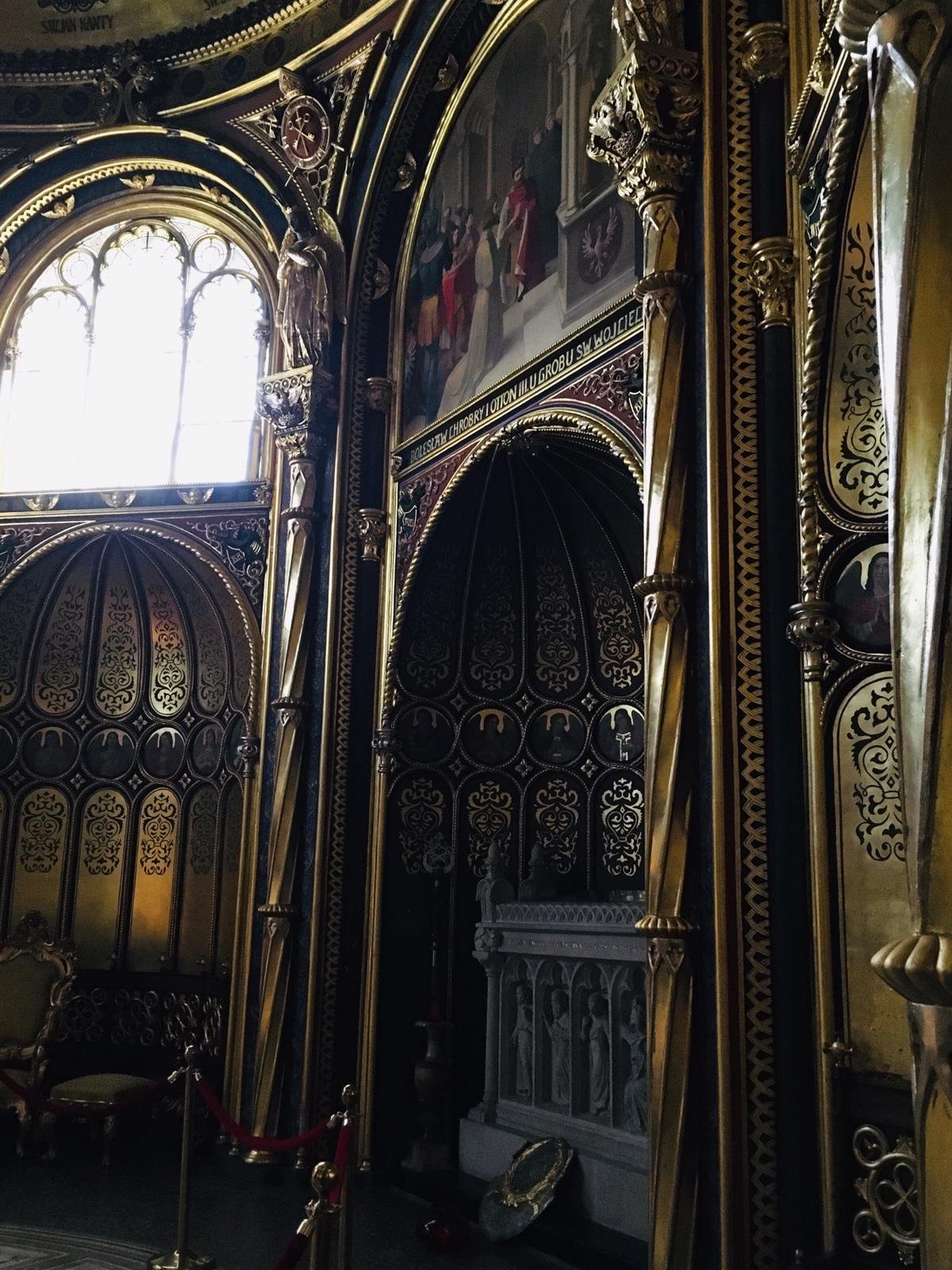 Zlatá kaple baziliky sv. Petra a Pavla s hroby dvou prvních polských králů Měška I. a Boleslava I.